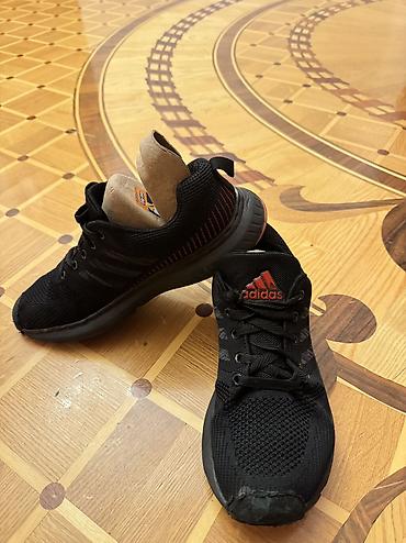 Kişi ayaqqabıları: Adidas krasofqa yaxşı vəziyyətdədir. Çox rahat krasofqadl Ünvan: 28 — 1