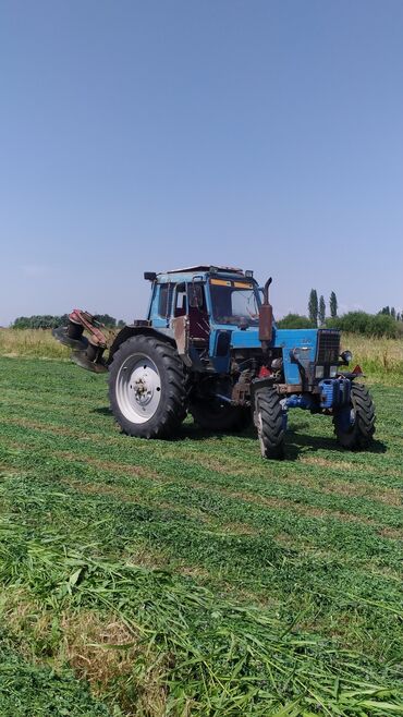 Traktorlar: Mavi rəngli MTZ tipli kənd təsərrüfatı traktoru. Texniki xüsusiyyət — 12