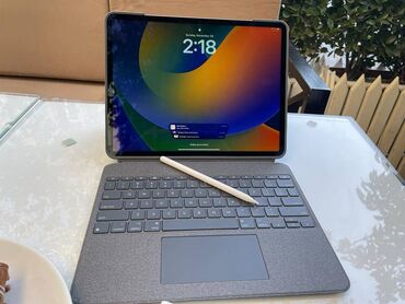 i̇pad 9: Excellent Condition IPAD PRO 6 12.9, 256 space grey with keyboard and