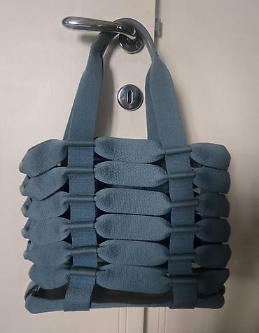 Torbe: BALLY prelepa torba sa prorezima. Dno je od kože kao i ručke, a torba — 8