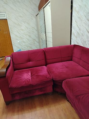 Divanlar: Qonaq otağı üçün künc divan satılır. Divan tünd qırmızı/bordo — 1
