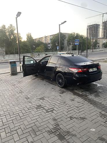 срв 2017: Toyota Camry (поколение XV70), черный седан бизнес‑класса. ПОЙДЕТ ДЛЯ — 2