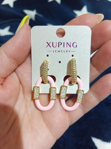 Eynəklər: Xuping Jewelry brendindən çəhrayı rəngli, oval formalı qadın