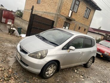 машине арзан: Honda Fit, серебристый хэтчбек 5 дв. Основные особенности: -