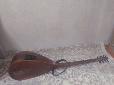 Saz: Akustik saz, qəhvəyi rəngli, armud formalı gövdəsi və uzun, nazik qolu