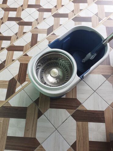 Spin mop və su vedrəsi dəsti - İki bölməli vedrə: bir tərəf yuma suyu