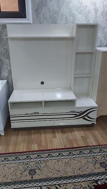 kitap rafı: Ağ rəngli TV stendi və media konsolu - Material: parlaq səthə malik — 1