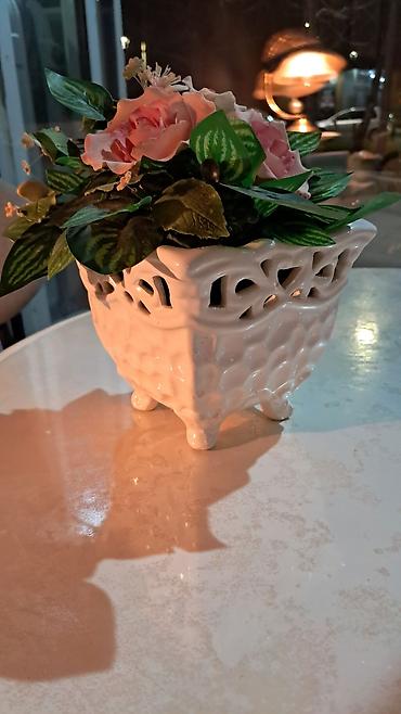 pancevo slike: Stona dekoracija. Saksija od porcelana i cvetovi od šećera — 1