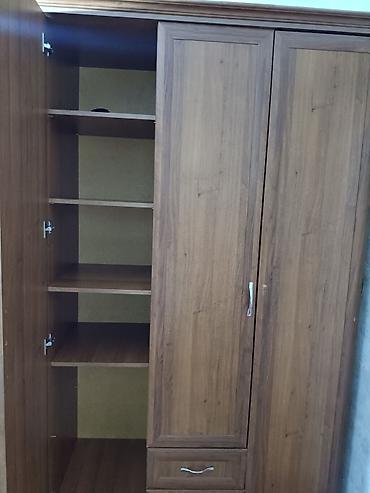 Продается шкаф с полкой договорная - Конфигурация: 3 створки, в