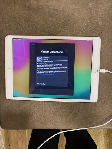 продать бу холодильник: Ağ rəngli iPad planşet, yastı küncləri və nazik dizaynı ilə seçilir