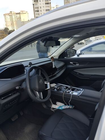 мопеды и мотоциклы: Şəxsi avtomobilimlə sürücülük xidməti təklif edirəm. - Avtomobil: ağ