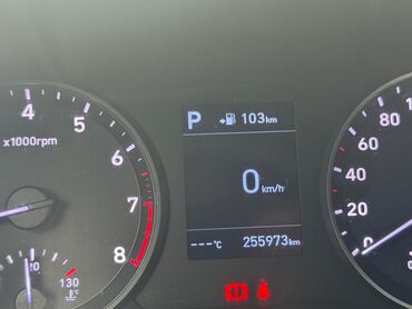 киа салярис: Hyundai Solaris седан, белый, брендирование «такси» (желтая полоса и