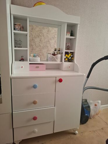 Yemək masaları, oturacaqları: Gülü….Otaqa uyğun olmadığı üçün satılır 120 azn ünvan sultəpə(Gülü)