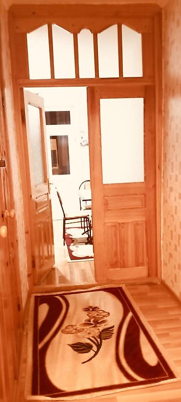 Uzunmüddətli kirayə mənzillər: Xüsusiyyətlər:5 mərtəbəli binanin 5 ci mertebesi. Orta təmirli. İçi — 13