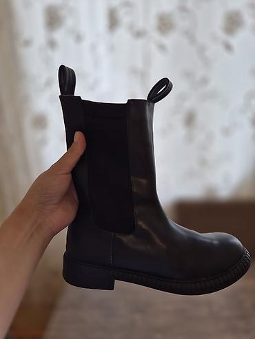 eqa shoes: Qara dərili Chelsea tərzli qadın çəkməsi - Rəng: klassik qara - Üst — 2