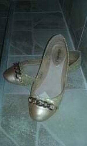zlatna haljina koje cipele: Baletanke, 37