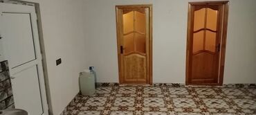 Uzunmüddətli kirayə evlər: Kirayə üçün ev - Plan: İki mərtəbəyə çıxan taxta pilləkənli geniş ev — 5