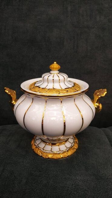 Наборы посуды: Продаются сервисы, первый комплект на 12 персон, производство фирмы — 13