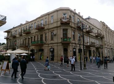 Uzunmüddətli kirayə mənzillər: Səbail Rayonu Sahil Metrosu Tarqovu Mərkəz 3 otaq. Mərtəbə - 3/3 Otaq — 1