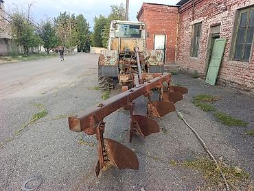 другой: Трактор колесный с навесным плугом Описание: - Колёсный трактор — 2