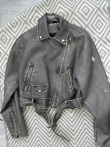 deri kurtka: Qara rəngli biker üslubunda qısa qadın gödəkçə. Materialı dəri — 2