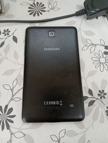 Электронные книги: Arxa tərəfində "SAMSUNG" loqosu olan qara rəngli Samsung Galaxy Tab