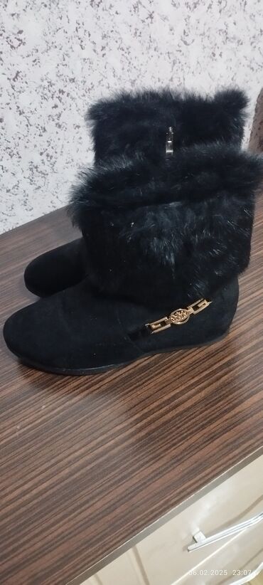 женские зимние замшевые ботфорты: Размер: 38, цвет - Черный, Б/у