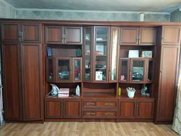шкаф и настенные книжные полки: Зал үчүн гарнитур
