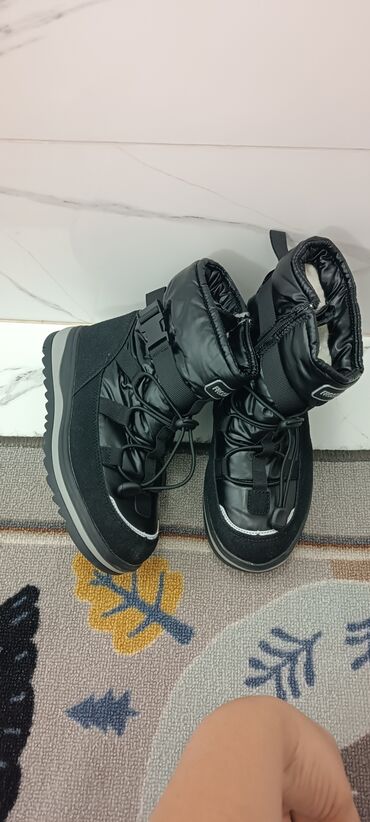 Детская обувь: Детские кроссовки в коричневом цвете с черными и белыми акцентами — 2