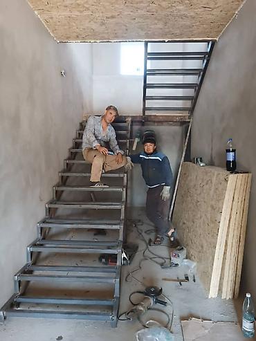 Деревянные лестницы: Деревянная лестница Для дома, Вид дерева: Грецский орех, Форма лестницы: Много-маршевая, Стиль: Классический — 11