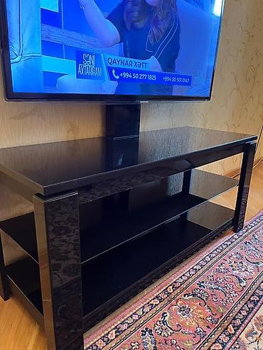 susə polka: TV stendi – parlaq qara rəngli, müasir dizayn. - Material: möhkəm — 1