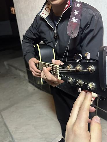 Гитары: Акустическая гитара 6‑струнная, корпус дредноут с вырезом (cutaway). - — 5