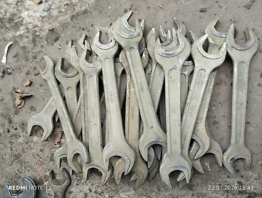 Инструменты для авто: Предлагается набор различных металлических гаечных ключей. В — 20