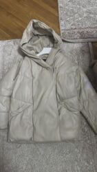 kurtkalar qiz ucun 2023: Qadınlar üçün kapüşonlu puffer üstdən geyim. Yumşaq, dəri effekti lalafo.az -da kurtkalar qiz ucun 2023: Qadınlar üçün kapüşonlu puffer üstdən geyim. Yumşaq, dəri effekti