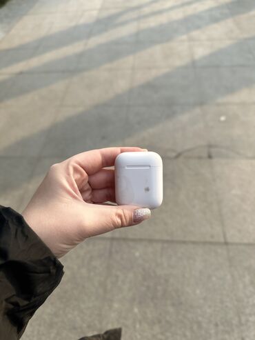 qab yigan: AirPods 2 orijinal satılır – 50 AZN. Bir qulaqlığı mövcuddur. Orginal