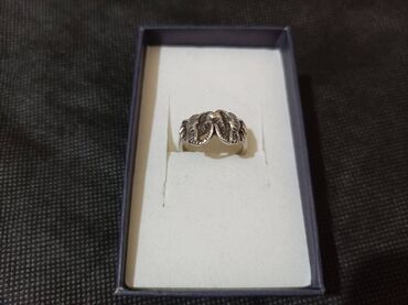 bele jakne: Na prodaju srebni prsten sa slonovima
