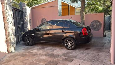 Hyundai: Hyundai Accent: 1.4 l | 2009 il Sedan — 5