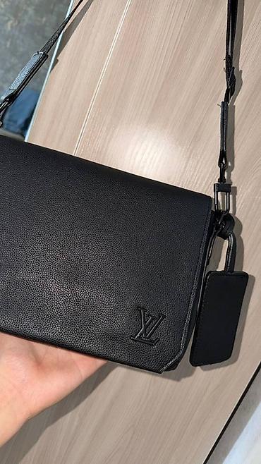 чемодан сумки: Сумка через плечо Louis Vuitton, черная - Формат: компактная — 2