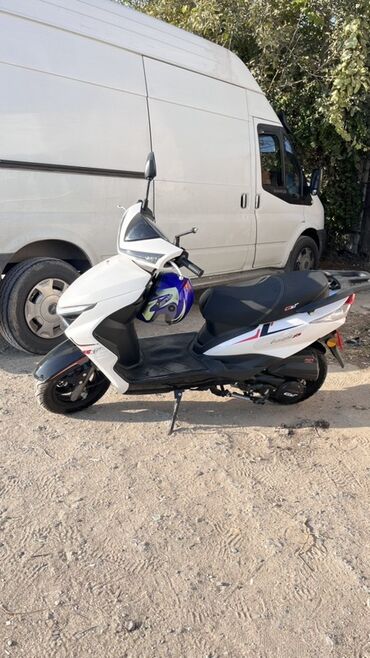 ucuz mapetlər: Ağ rəngdə şəhər tipli skuter/skuterlərlə rahat gündəlik istifadə üçün