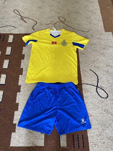 мужские кольцо: Форма fc dordoi размер футболки (L) размер шорты(2XL) от KELME. Есть