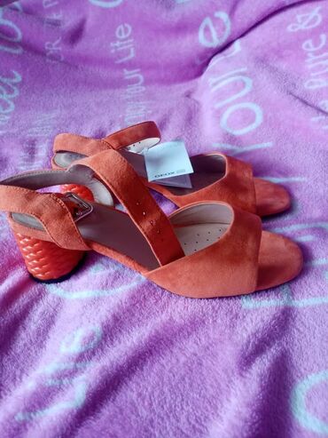 puma обувь: Продаю Босоножкиразмер 36
свет оранжевый 
Geox 
цена 5000 сом