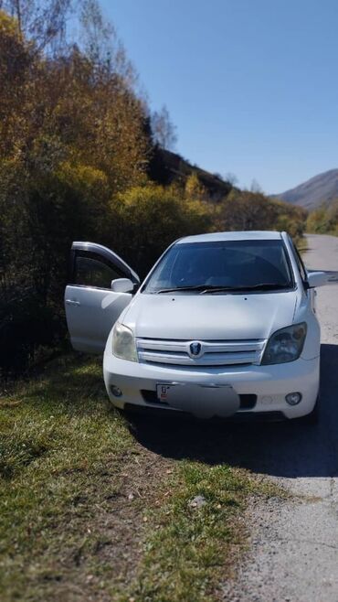 Toyota: Toyota ist: 2004 г., 1.3 л, Автомат, Бензин, Хэтчбэк