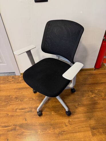 Ofis və oyun kresloları: Təkərli, Qolları tənzimlənir, Süni dəri — 8