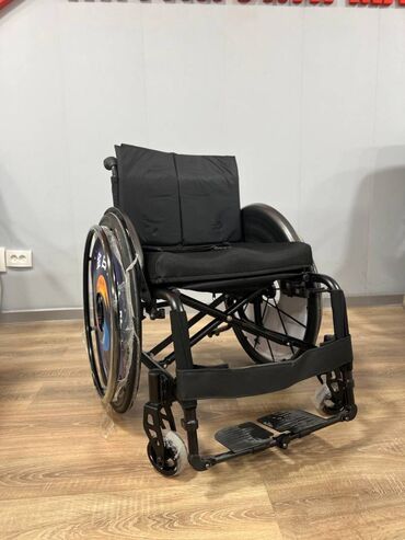 Медицинская мебель: В наличии имеется легкая маневренная инвалидная коляска Колеса у