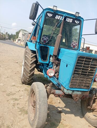 traktor altlıqlı qadın çəkmələri: Mavi rəngli traktor kənd təsərrüfatı işləri üçün nəzərdə tutulmuşdur