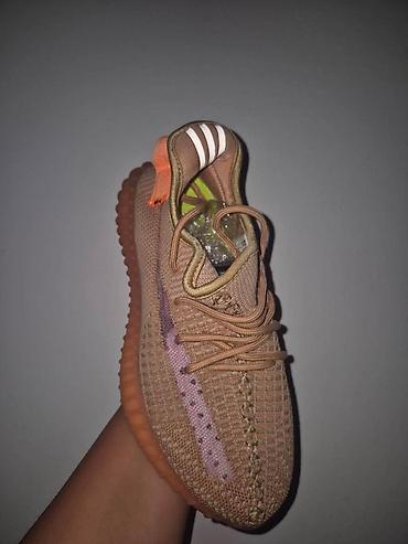 lil solid ez boje: Yezzy lepo odradjene
Urezan boost u djonu
36-48
3900 din — 2