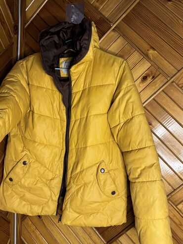 Демисезонные куртки: Зимняя куртка Использовалась всего 7-8 раз. Никаких повреждений
