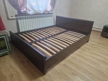 спальный гарнитур мадонна: Двуспальная кровать из темного дерева с ламелями. Модель оснащена