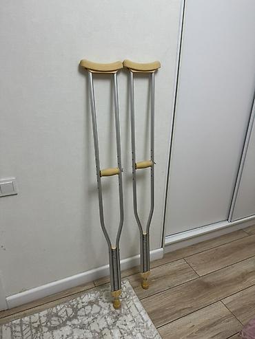 Ходунки, костыли, трости, роллаторы: Продам костыли в отличном состоянии 🙌🏻 Пользовалась всего 1 месяц — 1