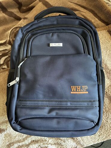 Хороший качественный школьный рюкзак, почти новый, целый, практически